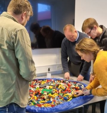 Studerende arbejder med lego